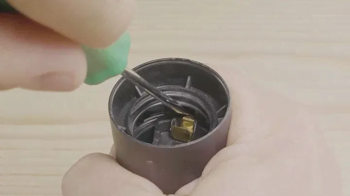Tutorial: How to unlock thermoplastic E27 lamp holders